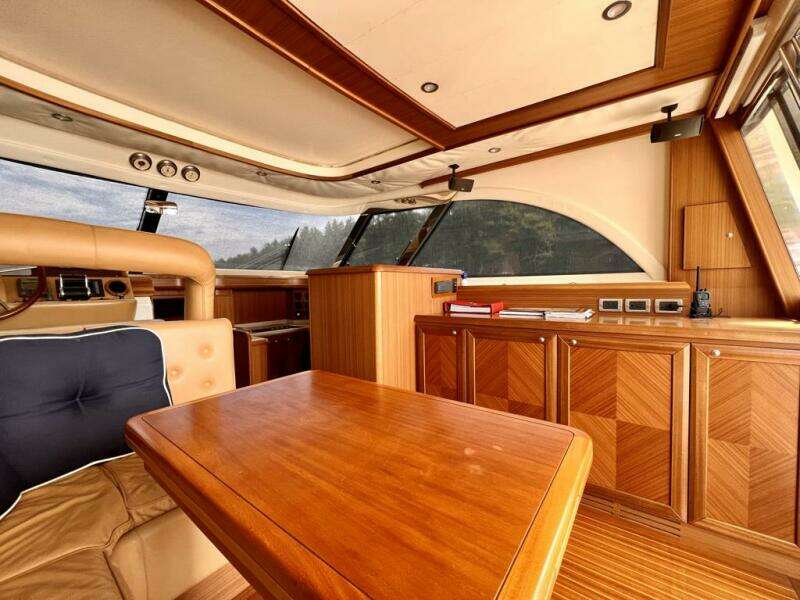 2006 Mochi Craft Dolphin