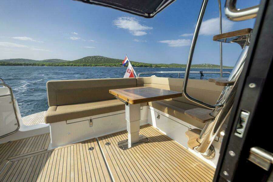 2025 Nimbus 405 Flybridge