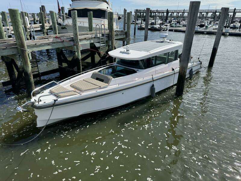 2022 Axopar 37 XC CROSS CABIN