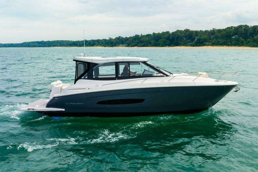 2022 Regal 36 Grande Coupe