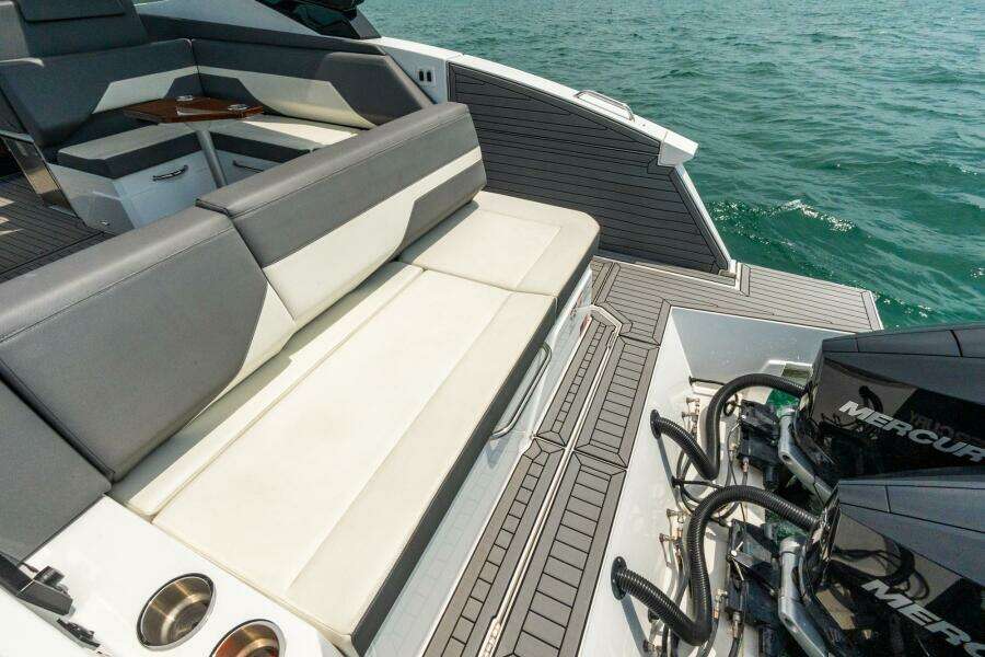 2021 Cruisers Yachts 