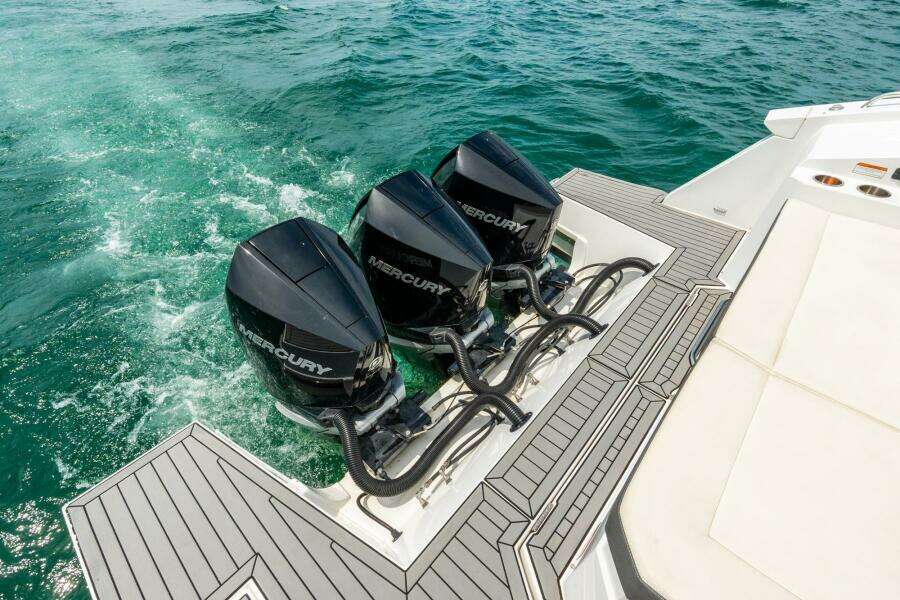 2021 Cruisers Yachts 