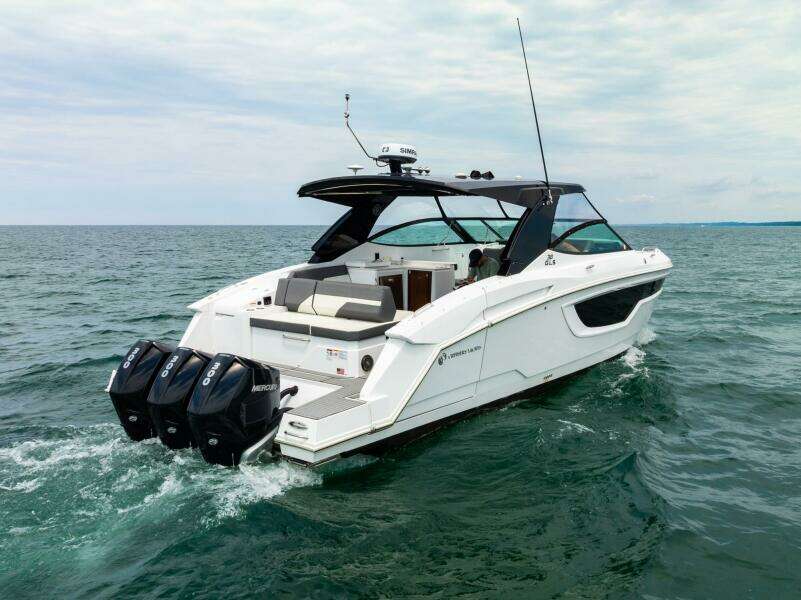 2021 Cruisers Yachts 