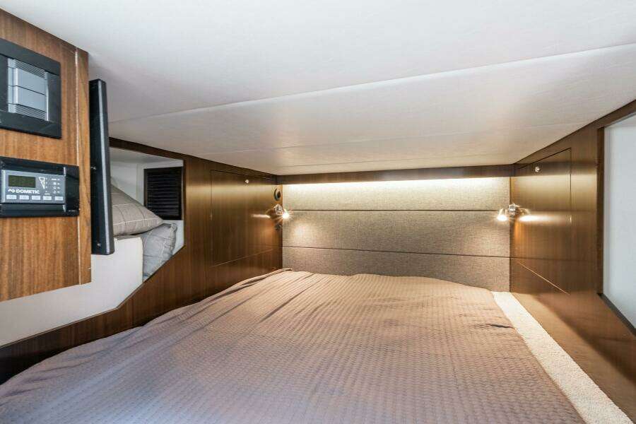 2021 Cruisers Yachts 