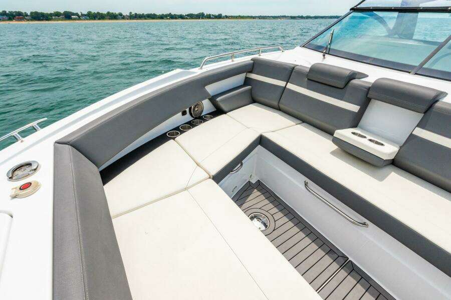 2021 Cruisers Yachts 