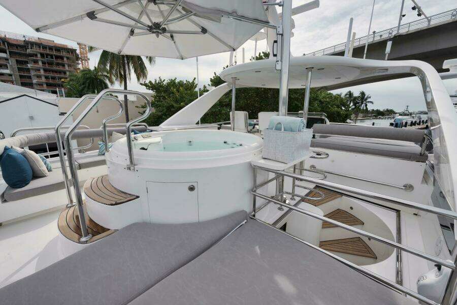 SUN DECK HOT TUB 