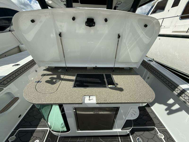 2022 Wellcraft 352 Fisherman