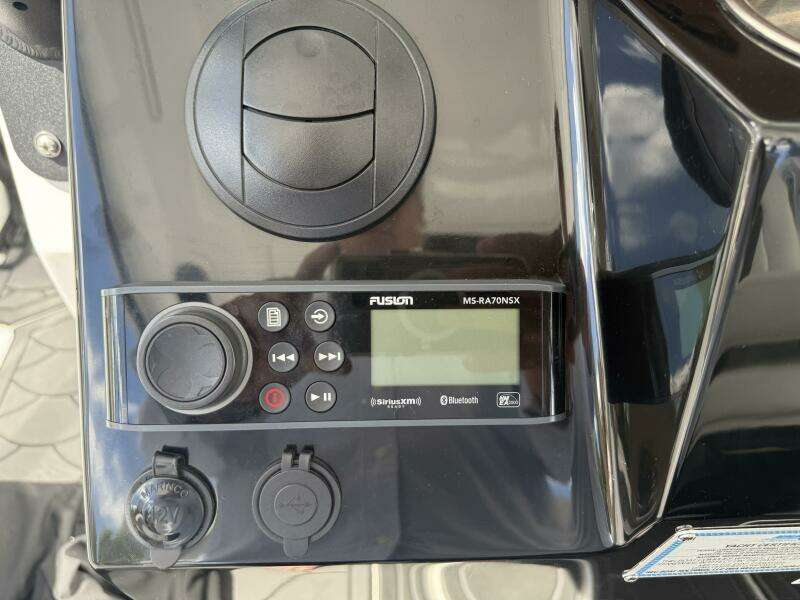 2022 Wellcraft 352 Fisherman