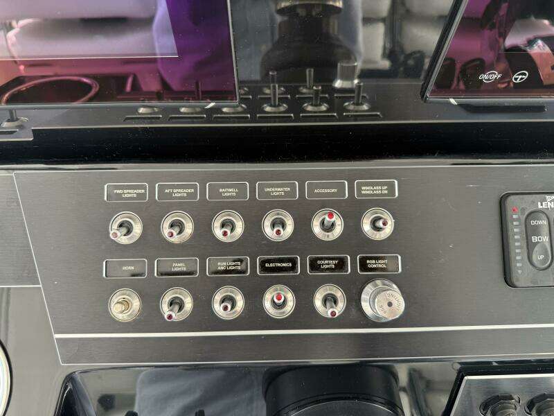 2022 Wellcraft 352 Fisherman