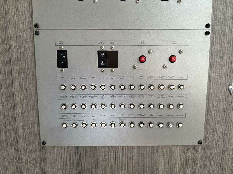 2022 Wellcraft 352 Fisherman