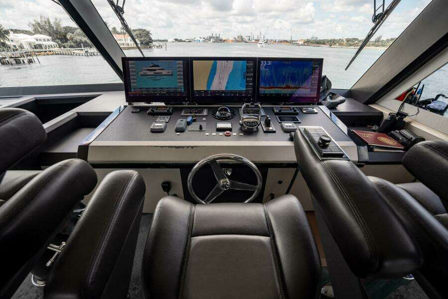 2021 Ocean Alexander 27 Explorer