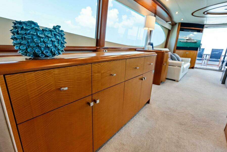 2006 Lazzara Yachts 84 Skylounge