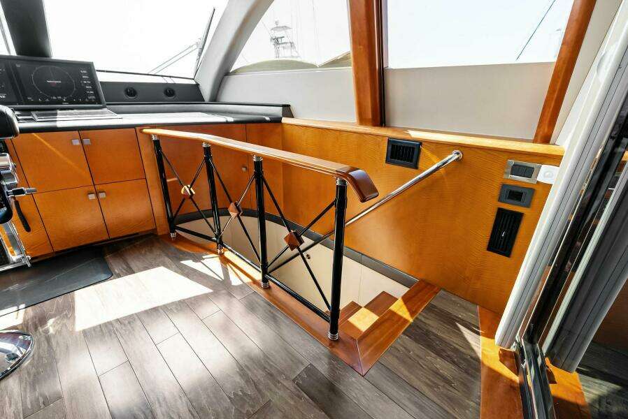 2006 Lazzara Yachts 84 Skylounge