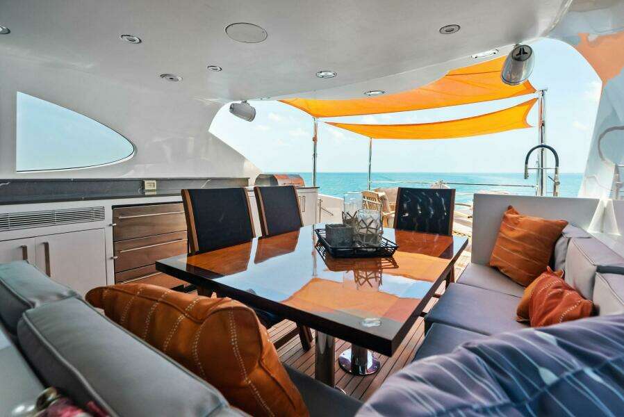 2006 Lazzara Yachts 84 Skylounge