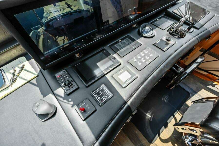 2006 Lazzara Yachts 84 Skylounge