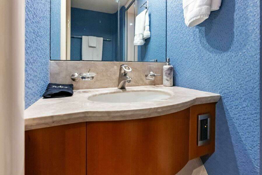 2006 Lazzara Yachts 84 Skylounge