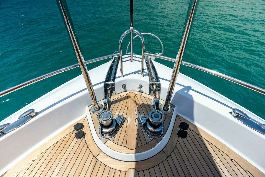 2006 Lazzara Yachts 84 Skylounge