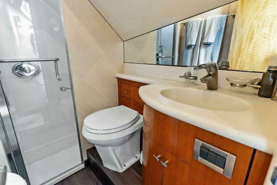 2006 Lazzara Yachts 84 Skylounge