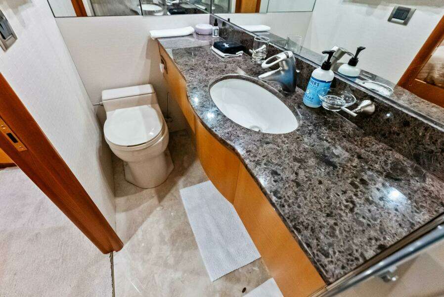 2006 Lazzara Yachts 84 Skylounge