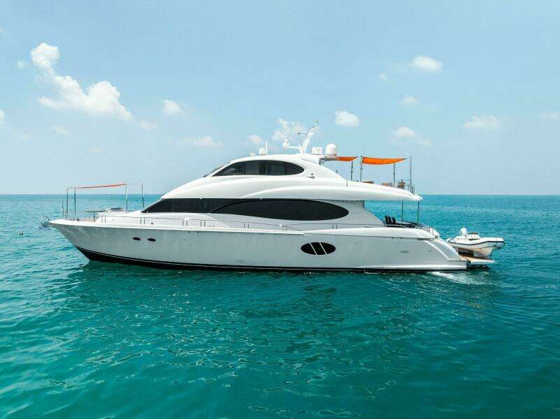 2006 Lazzara Yachts 84 Skylounge