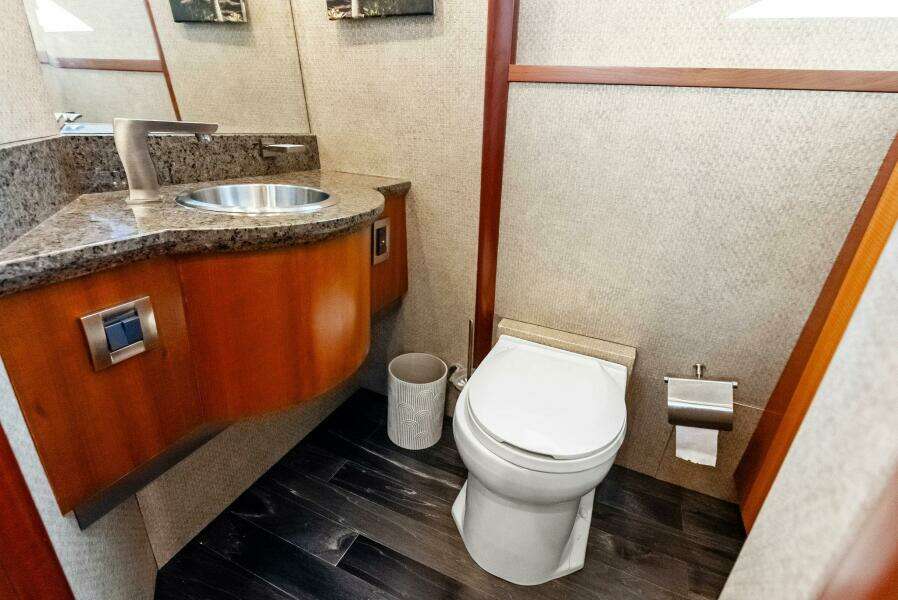 2006 Lazzara Yachts 84 Skylounge