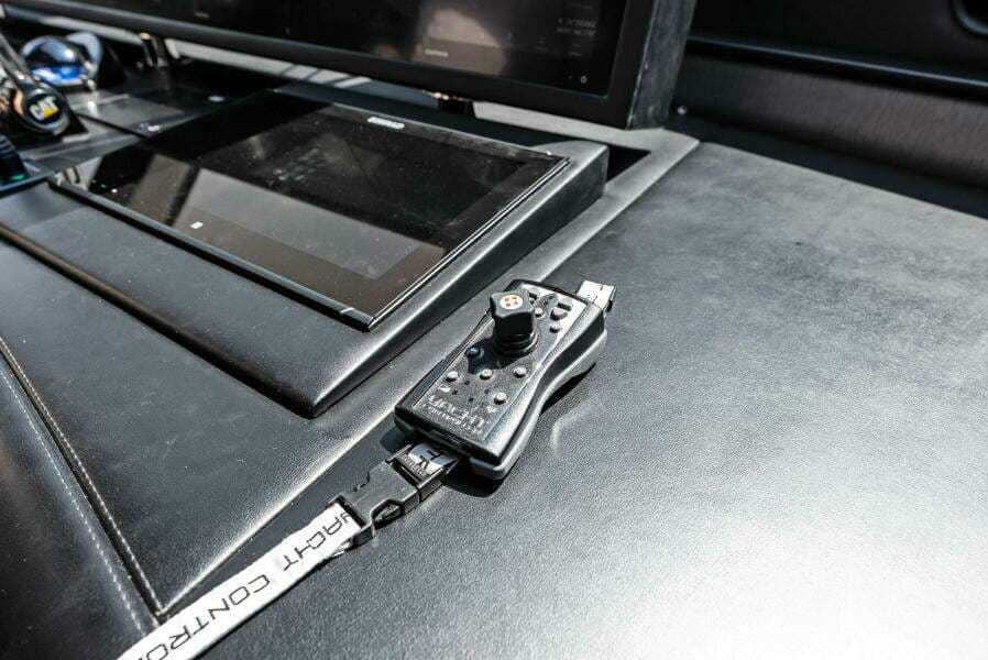 2006 Lazzara Yachts 84 Skylounge