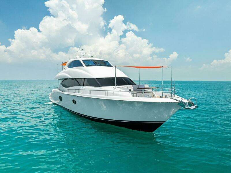 2006 Lazzara Yachts 84 Skylounge