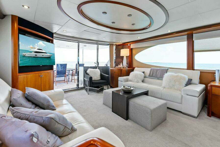 2006 Lazzara Yachts 84 Skylounge