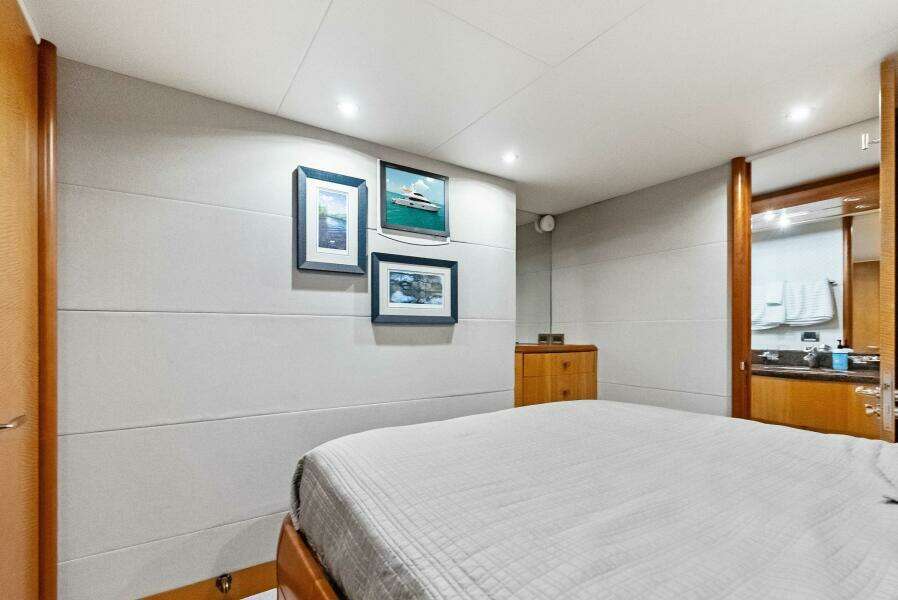 2006 Lazzara Yachts 84 Skylounge