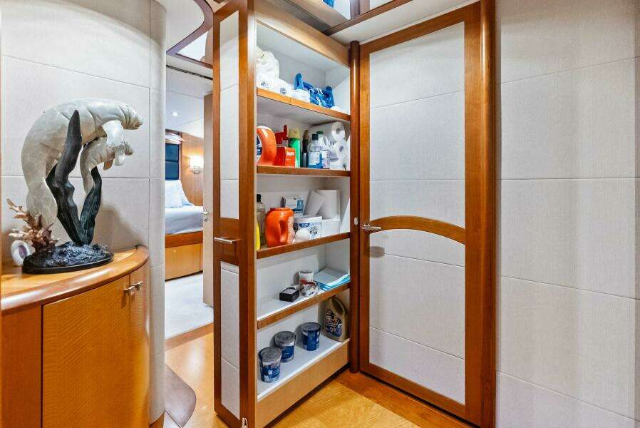 2006 Lazzara Yachts 84 Skylounge