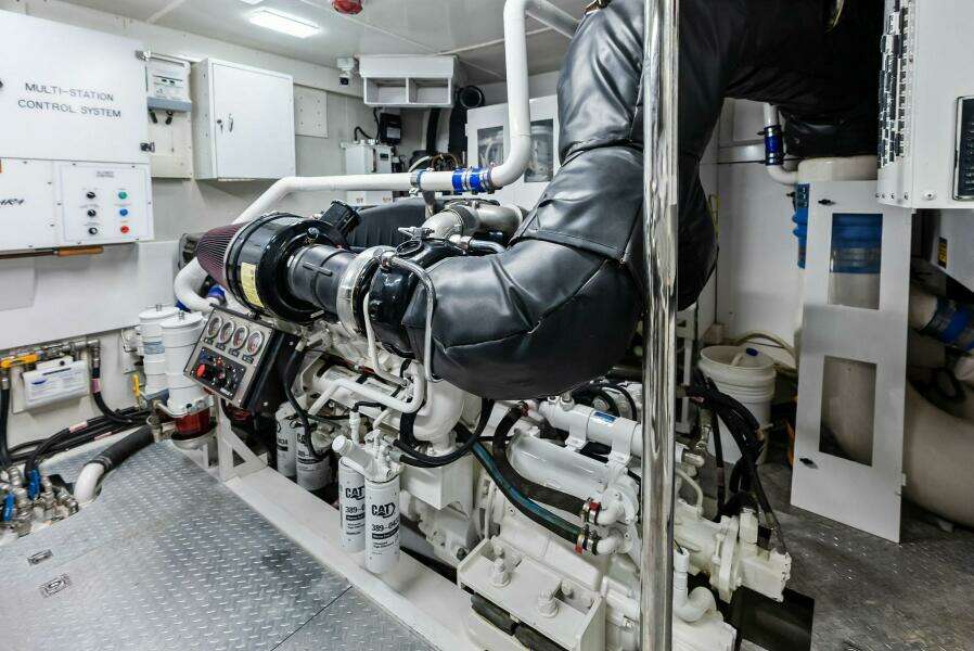 2006 Lazzara Yachts 84 Skylounge