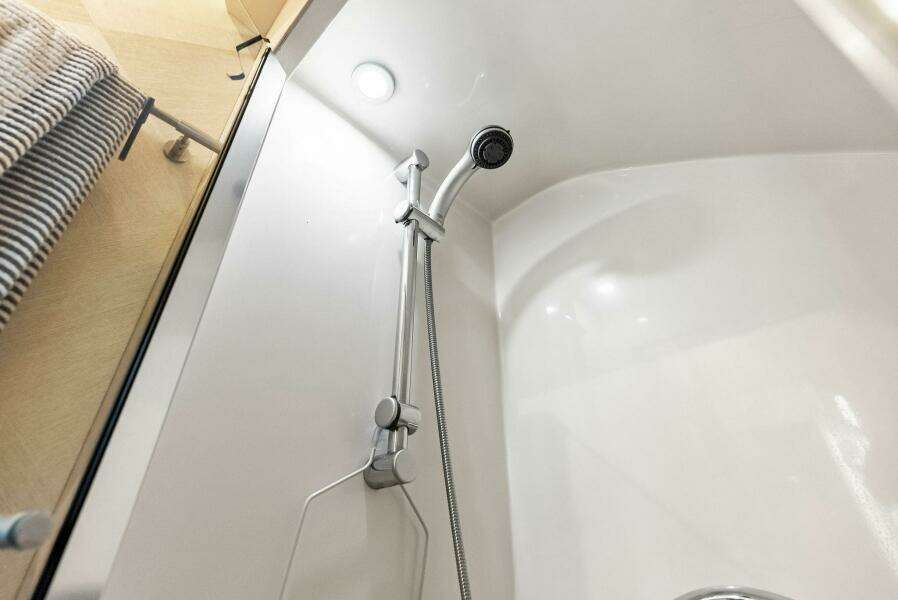 2006 Lazzara Yachts 84 Skylounge