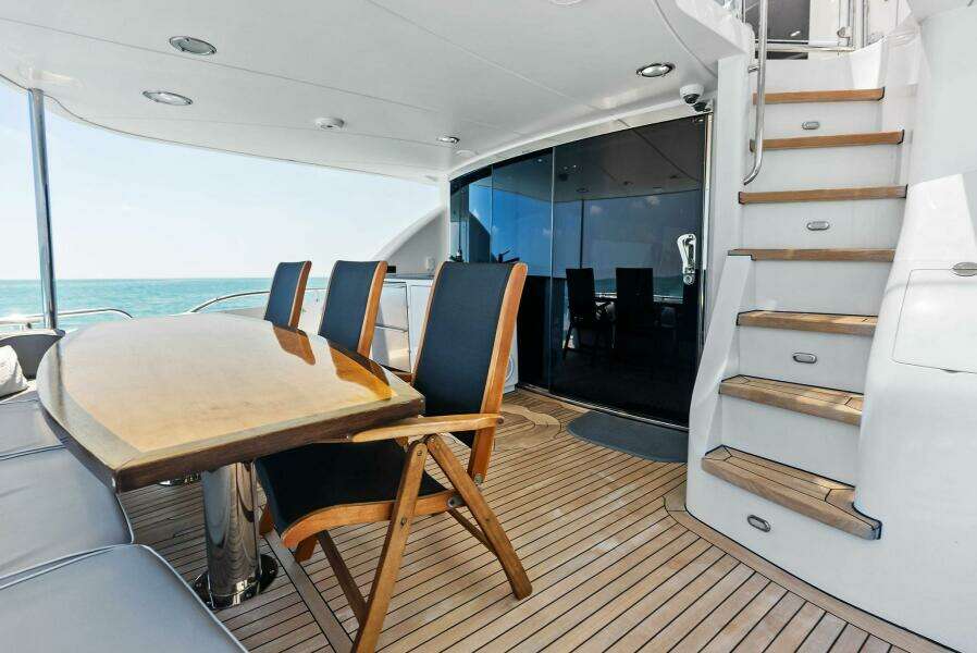 2006 Lazzara Yachts 84 Skylounge