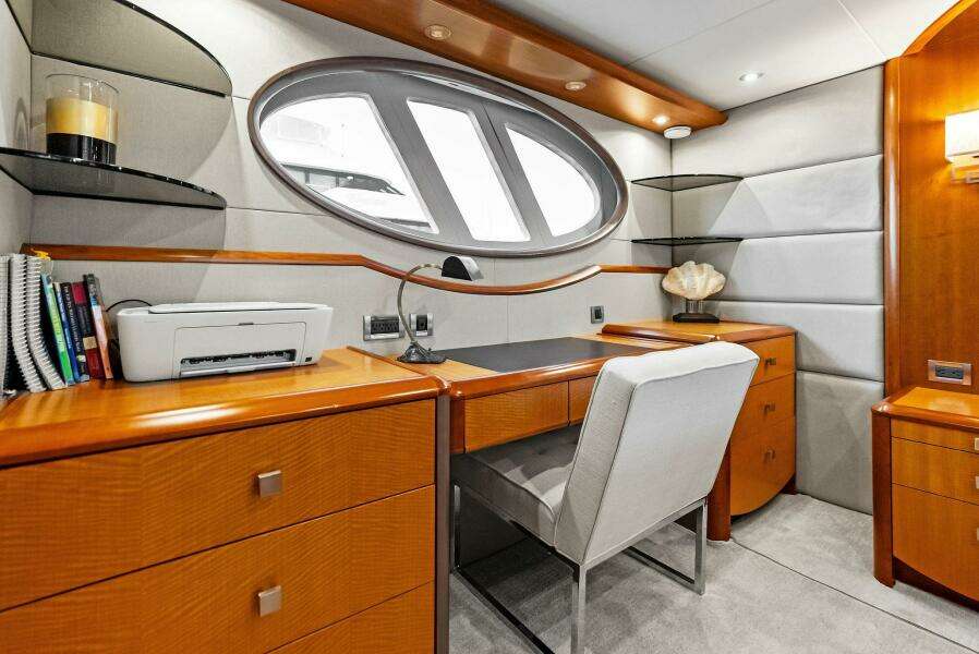 2006 Lazzara Yachts 84 Skylounge