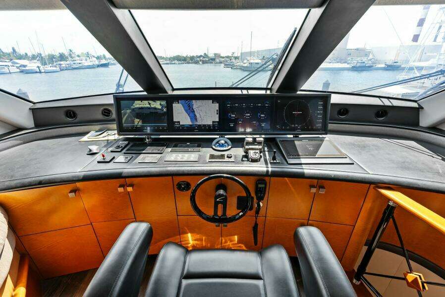 2006 Lazzara Yachts 84 Skylounge