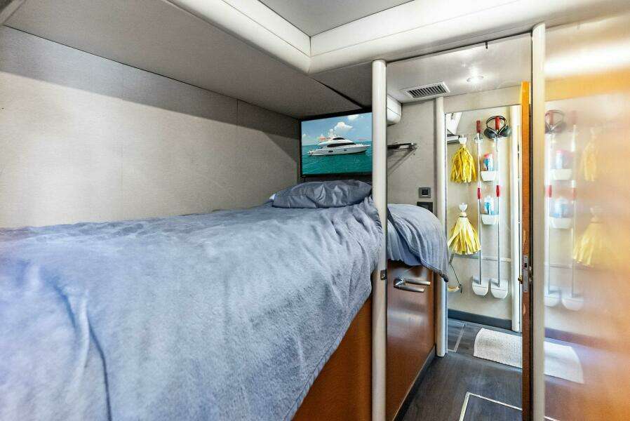 2006 Lazzara Yachts 84 Skylounge