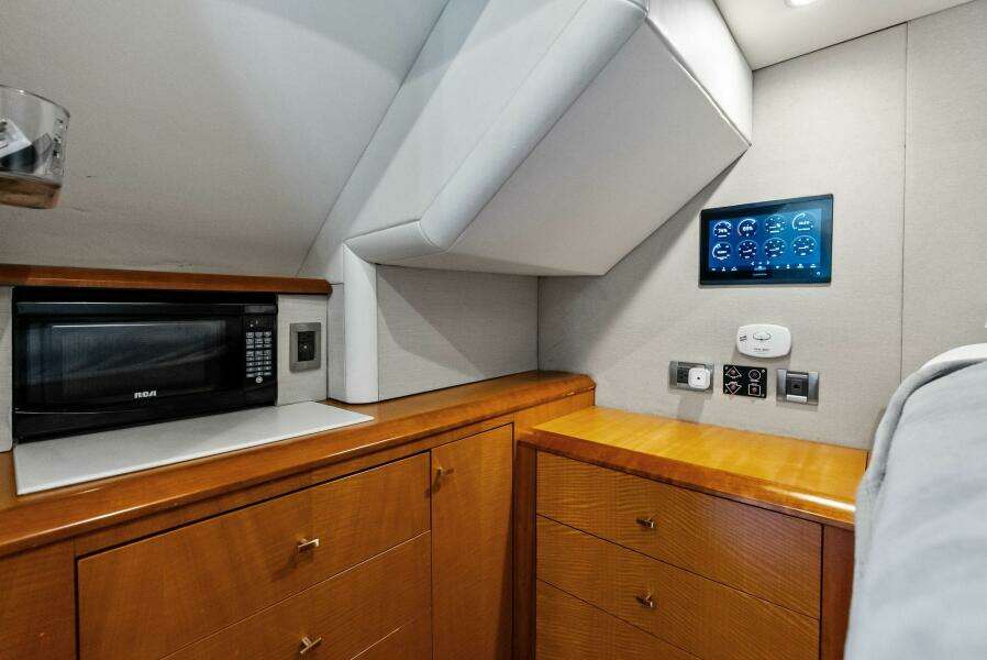 2006 Lazzara Yachts 84 Skylounge