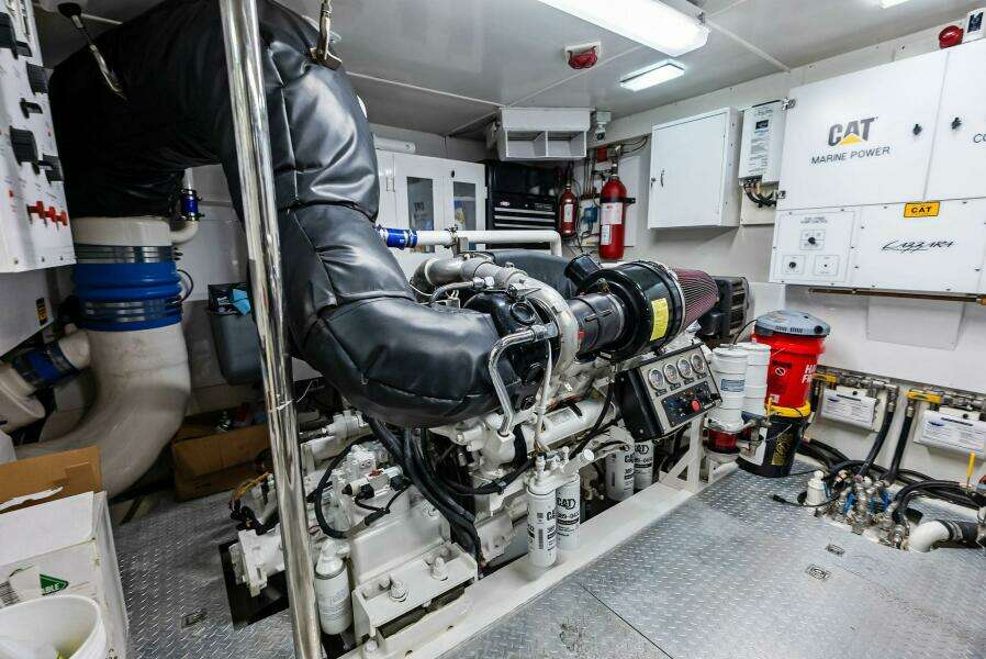 2006 Lazzara Yachts 84 Skylounge