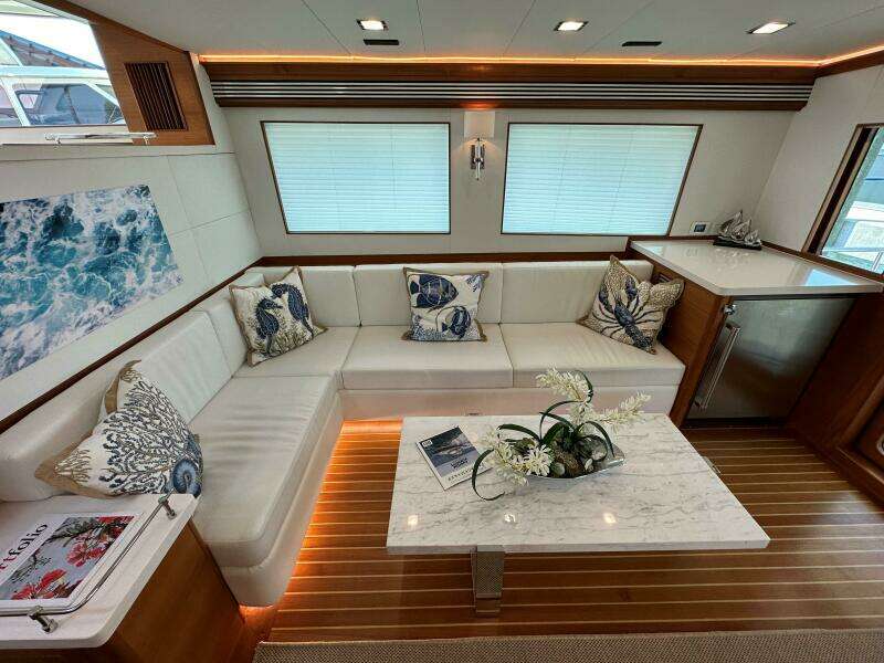 Salon Looking to Starboard