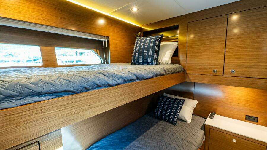 2019 Cruisers Yachts 54 Cantius