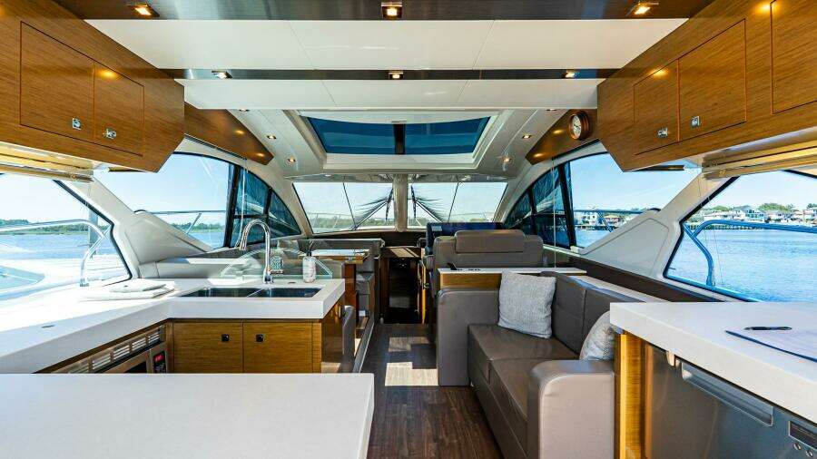 2019 Cruisers Yachts 54 Cantius