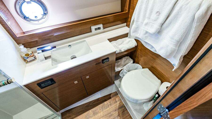 2019 Cruisers Yachts 54 Cantius