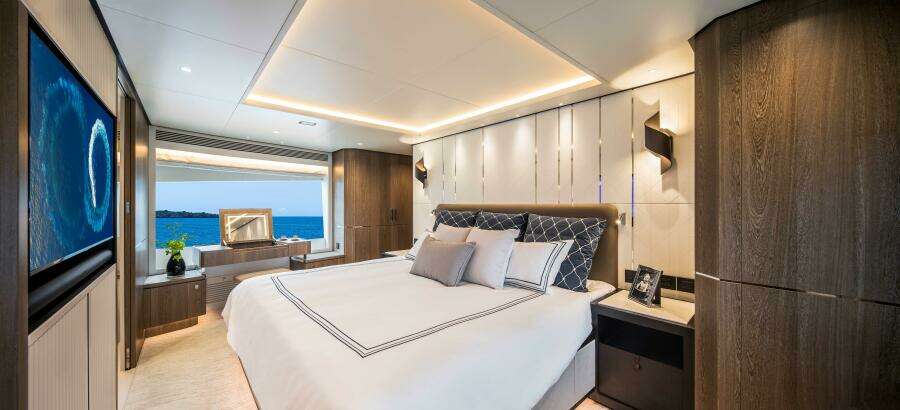 The New Horizon FD90 Split-Use Skylounge Hull 34