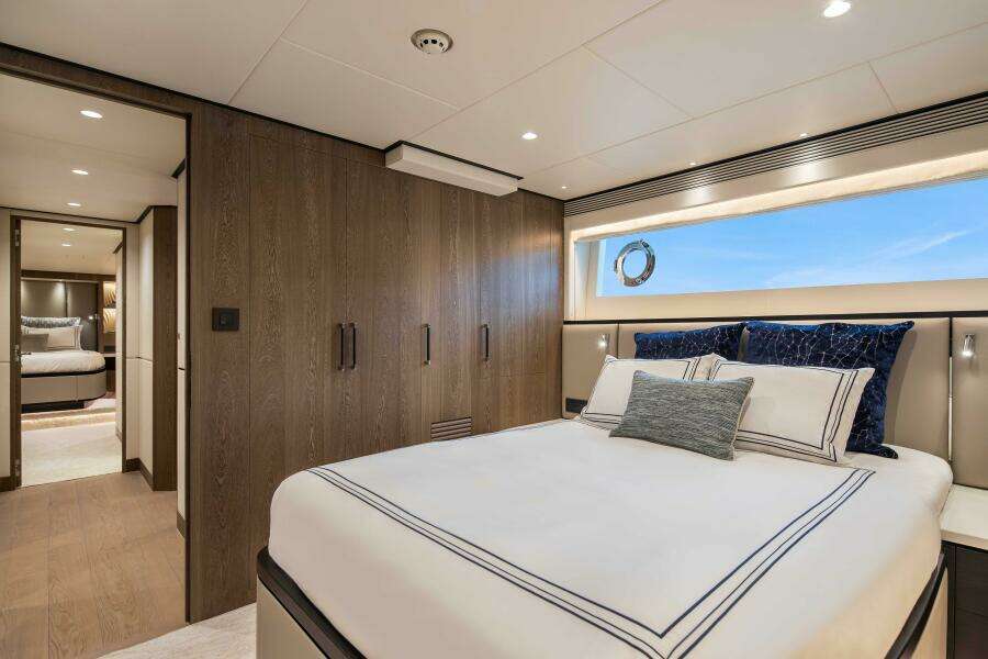 The New Horizon FD90 Split-Use Skylounge Hull 34