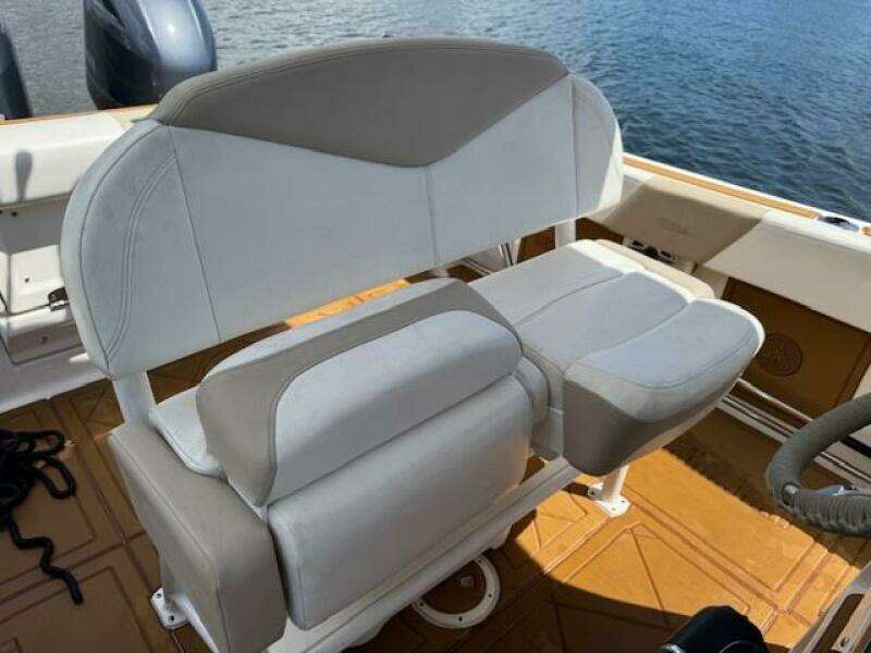 2021 Robalo R242 Center Console