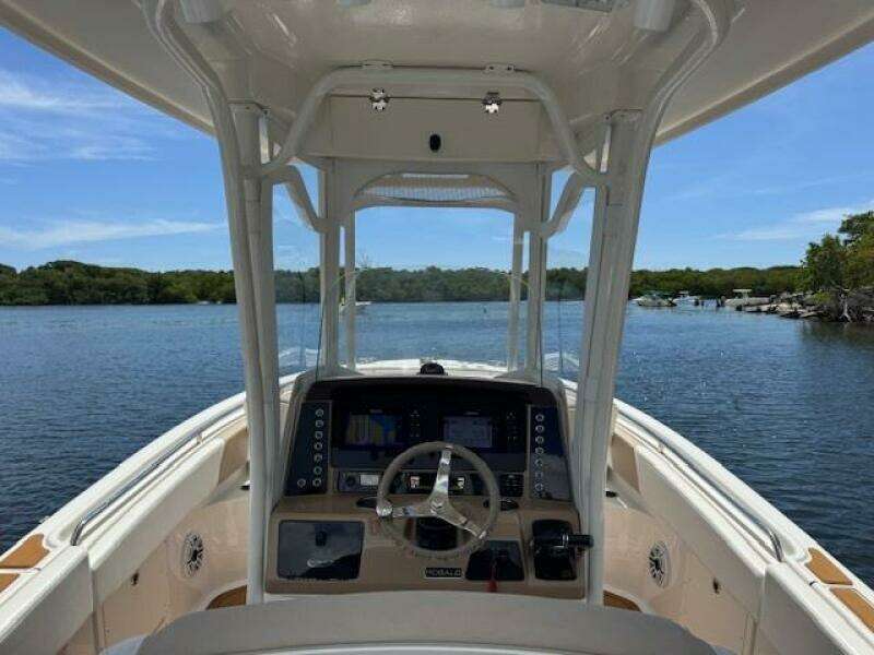 2021 Robalo R242 Center Console