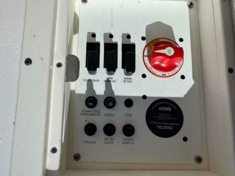 2021 Robalo R242 Center Console