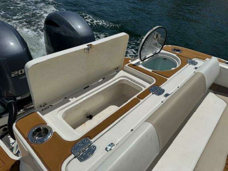 2021 Robalo R242 Center Console