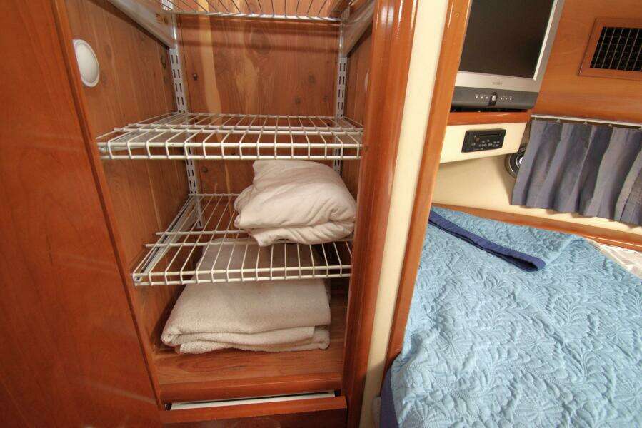 2005 Carver 444 Cockpit Motor Yacht