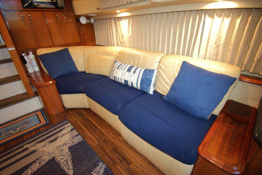 2005 Carver 444 Cockpit Motor Yacht